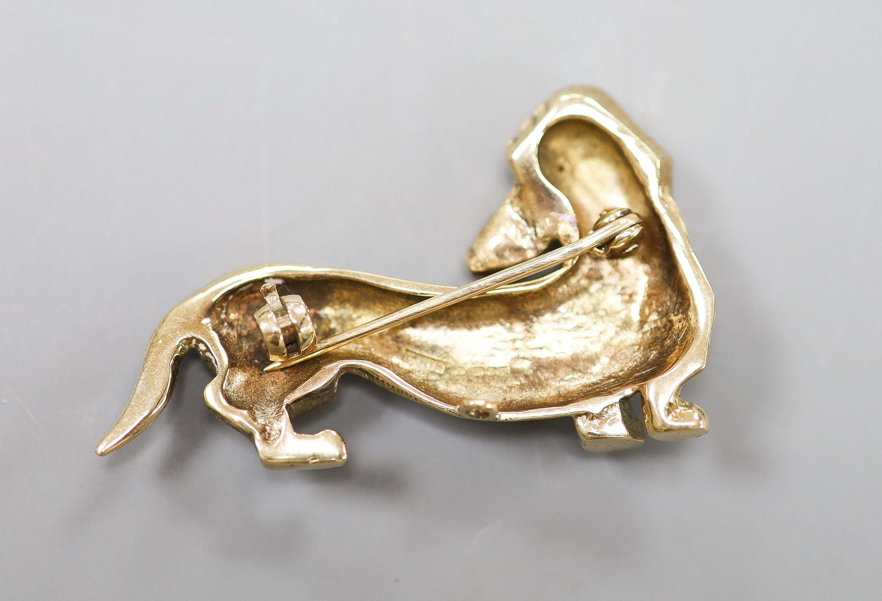 A 9ct gold Dachshund brooch, 40mm, 12.3 grams.